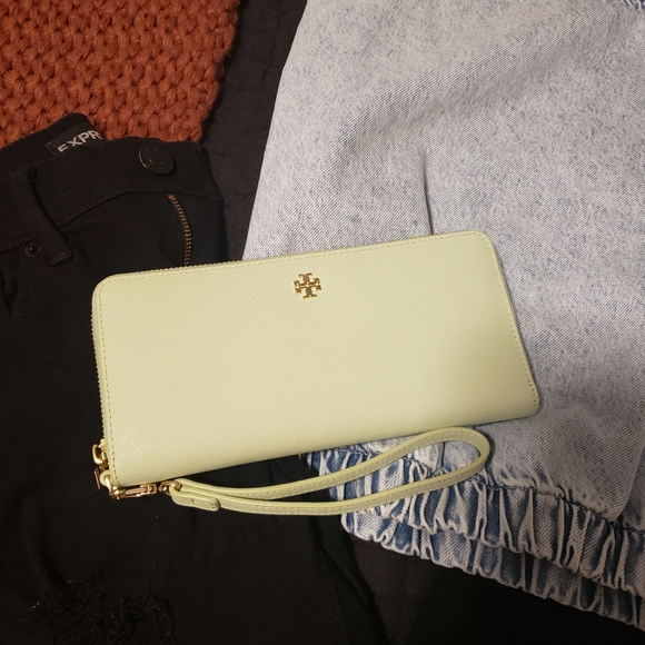 Tory Burch Handbags - Beautiful Tory Burch Zip Wallet